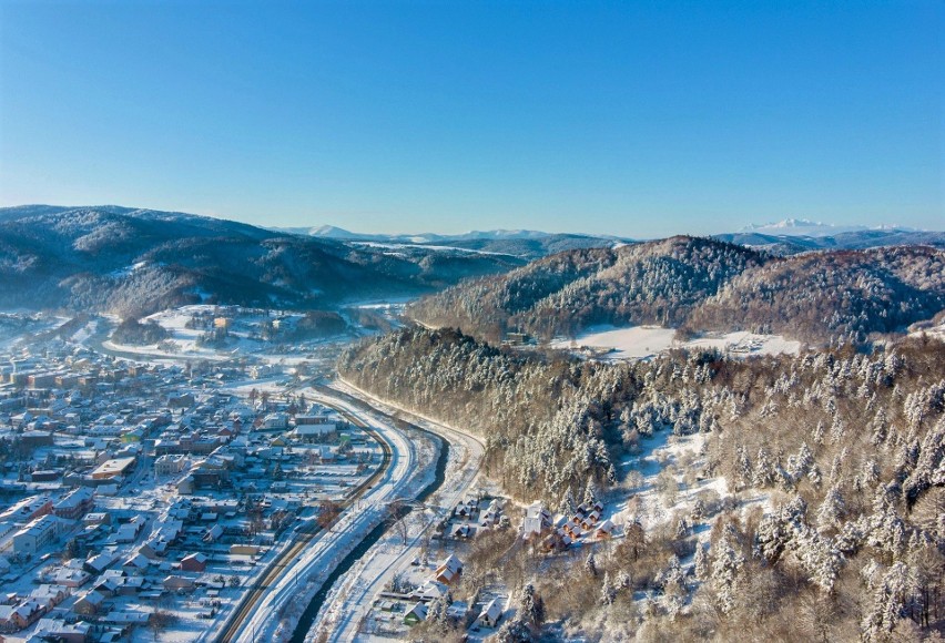 Beskid Sądecki i Sądecczyzna z lotu ptaka. Zimowe ujęcia z lotu ptaka robią wrażenie. Zobacz zdjęcia