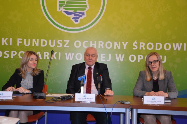 Małgorzata Oleksiewicz (od lewej), Maciej Stefański i Barbara Lesik z Wojewódzkiego Funduszu Ochrony Środowiska i Gospodarki Wodnej w Opolu.