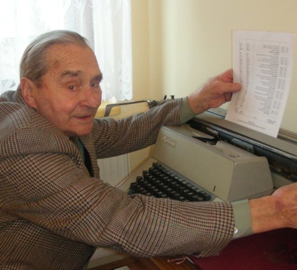 Jan Walichiewicz nie przekonał się jeszcze do komputera, od 42 lat wszystkie pisma urzędowe stuka na maszynie do pisania.