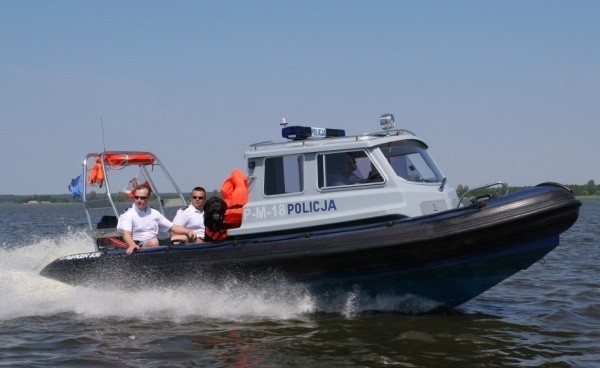 Na miejsce przyjechała policja i straż pożarna, która wyciągnęła ciało z zalewu.