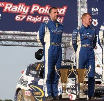 Michał Sołowow (z lewej) i Maciej Baran na podium 67. Rajdu Polski.
