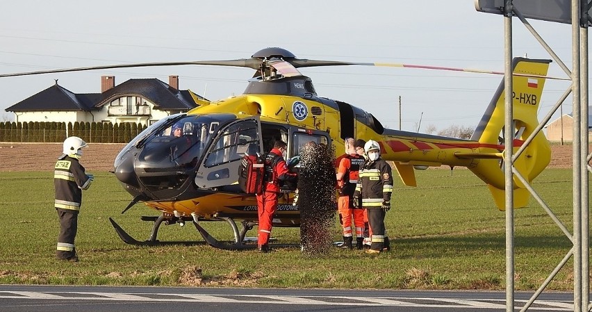 Na DK nr 10 zderzyły się dwa auta osobowe, w których...