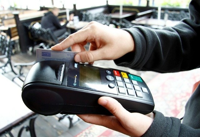 PKO BP: "W dłuższej perspektywie doprowadzimy do wyeliminowania plastikowych kart płatniczych z portfeli naszych klientów.