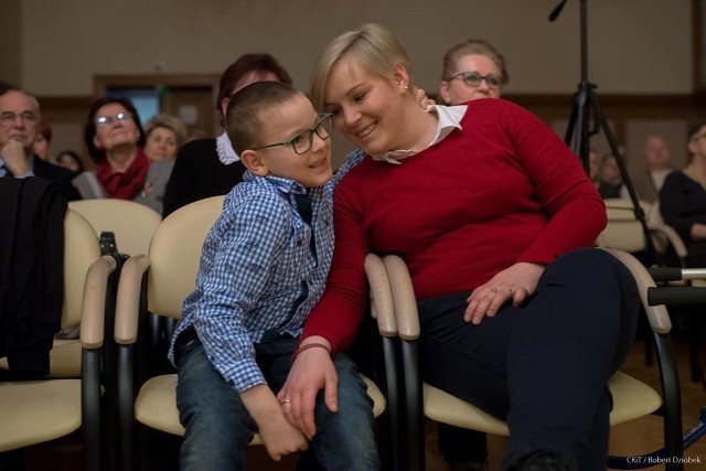 Adaś z mamą podczas koncertu na jego rzecz w Wieliczce