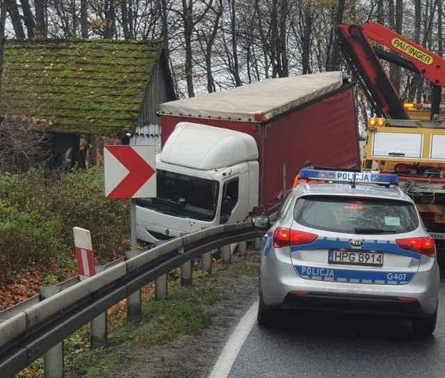 Zator. Stracił panowanie nad pojazdem i zjechał do rowu