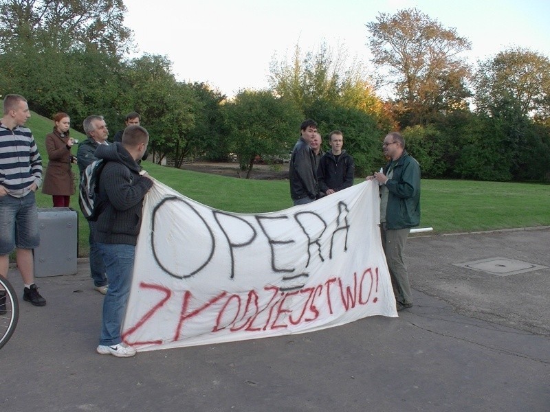 Protest przed Operą
[yt]F_2Ulm-3vLk[/yt]