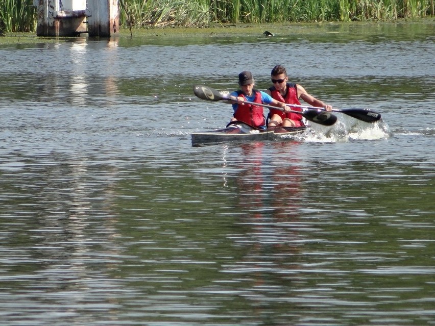 Młodzi kajakarze lubelskiej Fali z powodzeniem rywalizowali w regatach na Kanale Żerańskim. Zobacz zdjęcia