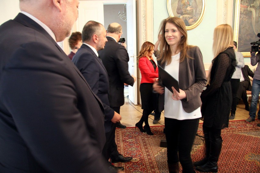 Najlepsi studenci i doktoranci w Lublinie otrzymali miejskie stypendia. O jakich pieniądzach mowa? (ZDJĘCIA)