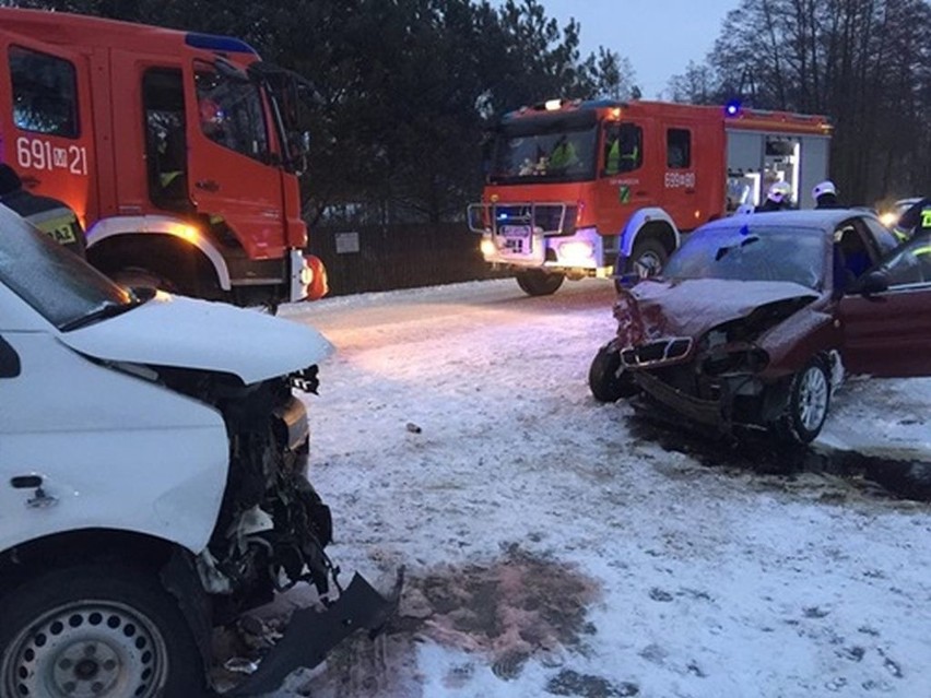 W Turzynie pijany kierowca uderzył w busa z dziećmi. Sześć osób jest w szpitalu