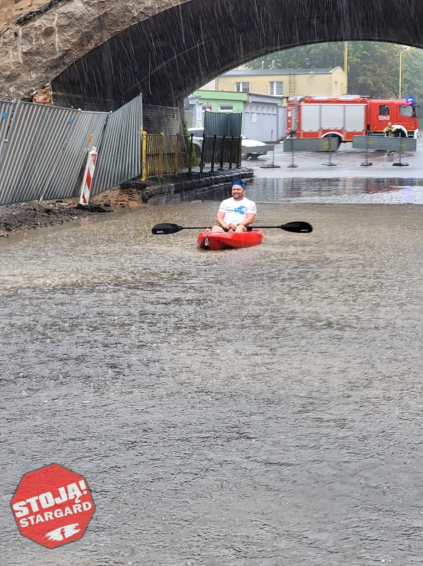 A w Stargardzie wszystko można. Kajakiem pod zalanym wiaduktem? Da się [ZDJĘCIA]