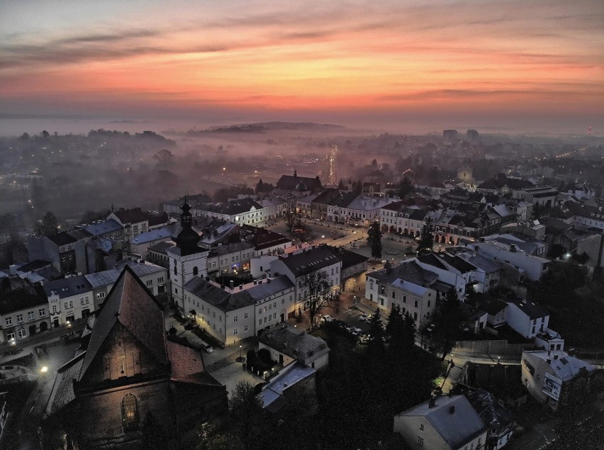 Zachód słońca nad miastem.