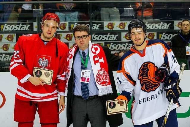 Bartosz Dąbkowski (pierwszy z lewej) został uznany najlepszym graczem Polaków w spotkaniu z Holendrami. Obok niego Dawid Chwałka, prezes PZHL-u oraz Maarten Brekelmans, najlepszy z „Pomarańczowych”  