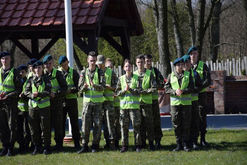 W mundurach taplają się w błocie. Rozpoczął się II Ogólnopolski Turniej Klas Mundurowych 2019 [zdjęcia]