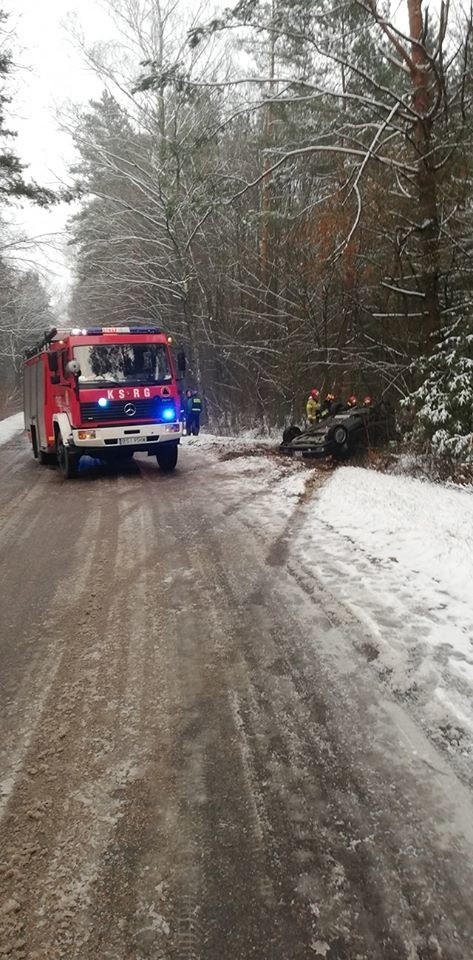 Dołubowo. Dachowanie auta na Podlasiu. Strażacy pomagali wydobyć kierowcę [ZDJĘCIA]