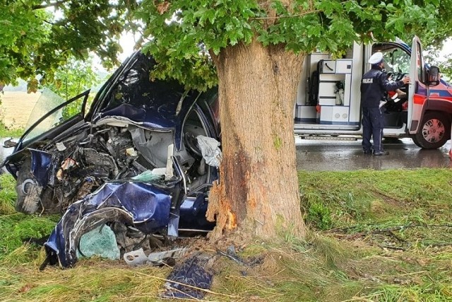 Do tragicznego wypadku doszło na terenie powiatu radomszczańskiego, na prostym odcinku drogi. Tego dnia był jeszcze jeden śmiertelny wypadek.ZDJĘCIA I WIĘCEJ INFORMACJI - KLIKNIJ DALEJ