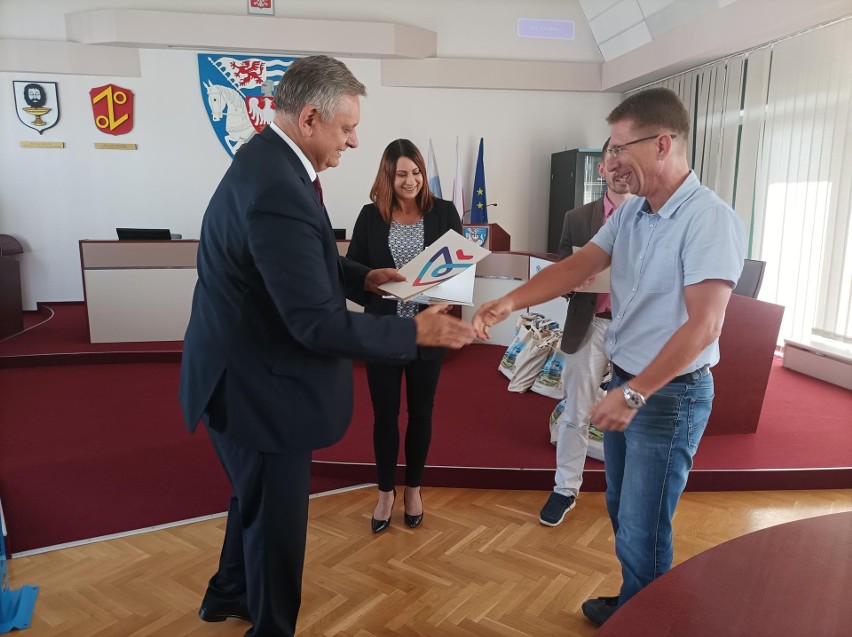 Jacek Zawiślak odbiera nagrodę z rąk prezydenta Piotr...