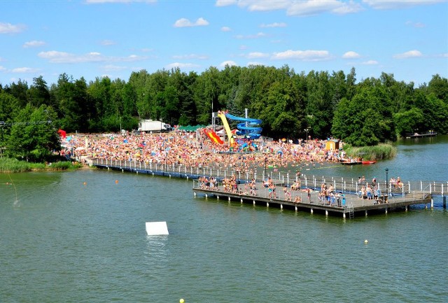 Margonin słynie z plaży odwiedzanej przez turystów z całej Polski oraz wiatraków, na których zarabia cała gmina