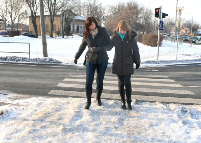 - Bardzo łatwo można się poślizgnąć na takim wydeptanym śniegu przy przejściach dla pieszych &#8211; mówią Magda i Justyna, spotkane przy rondzie Księdza Kotlarza w Radomiu.