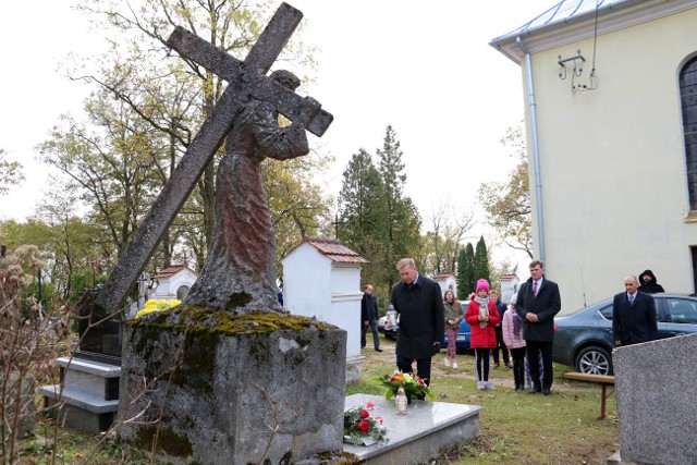 Przed grobem księdza Eugeniusza Okonia, posła na Sejm I kadencji II Rzeczypospolitej Polskiej