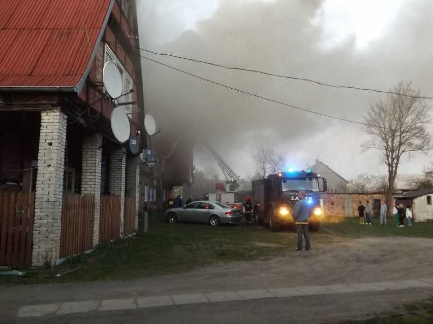 Pożar domu w Złocieńcu. Na miejscu straż pożarna oraz pogotowie [zdjęcia] 