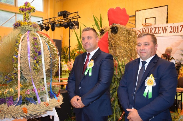 Władze samorządowe Moskorzewa: wójt Andrzej Walasek (z lewej) i przewodniczący Rady Gminy Włodzimierz Kozłowski odbierają wieniec dożynkowy od zespołu ludowego Moskorzewianie. 