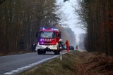 Wypadek pod Moszczenicą na drodze nr 716. Nie żyje 33-letnia kobieta. Jej samochód zapalił się po uderzeniu w drzewo
