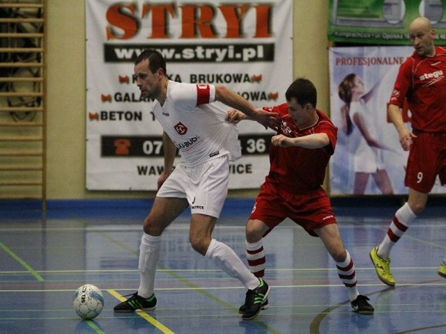 O piłkę walczą w białej koszulce Marek Zagórski (Futsal Team) ze Stefanem Karnatowskim (Masita Berland)
