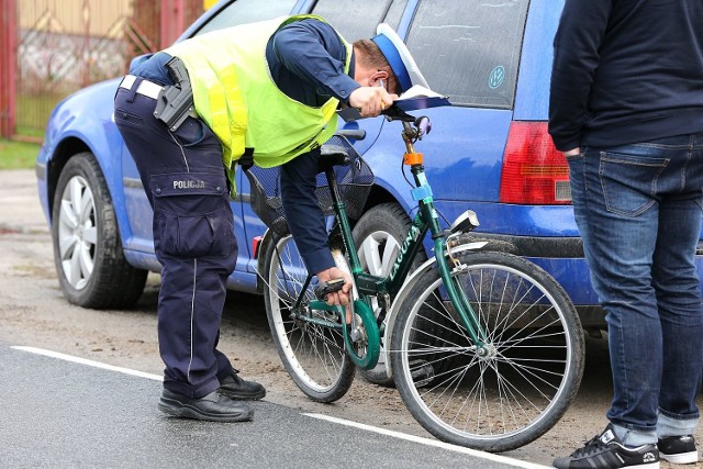 Policjant ogląda rower, którym jechała jedenastoletnia dziewczynka. Została potrącona przez volkswagena golfa, kiedy nagle wyjechała zza stojącego na przystanku autobusu. Z obrażeniami trafiła do szpitala.