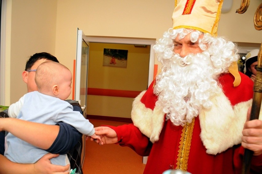 Mikołaje odwiedziły pacjentów krakowskich szpitali [ZDJĘCIA]