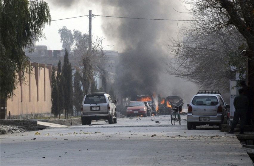 Afganistan: Zamach w Dżalalabadzie. Terroryści zaatakowali siedzibę organizacji humanitarnej Save the Children, zginęły dwie osoby [ZDJĘCIA]