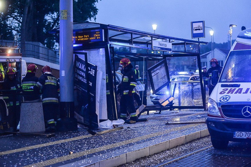 Wypadek na Rakoczego w Gdańsku. Auto wjechało w przystanek