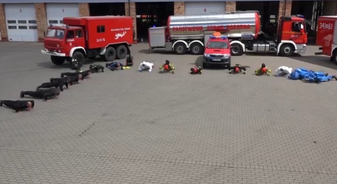 Ostrołęka. Strażacy z Komendy Miejskiej Państwowej Straży Pożarnej w Ostrołęce w akcji #Gaszyn Challenge