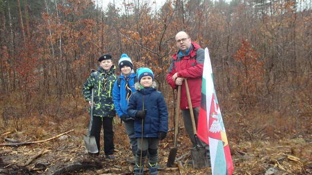 Po dw&oacute;ch latach przerwy w Dąbrowie G&oacute;rniczej zn&oacute;w odbyła się kolejna edycja sadzenia Lasu Europejskiego Zobacz kolejne zdjęcia/plansze. Przesuwaj zdjęcia w prawo - naciśnij strzałkę lub przycisk NASTĘPNE