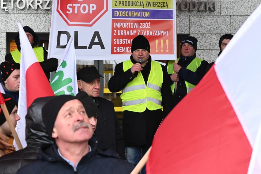 Strajk generalny rolników w Świętokrzyskiem. Pikieta pod Urzędem Wojewódzkim w Kielcach. Padły mocne słowa. Zobacz zdjęcia