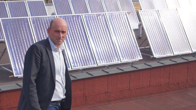 - Energię z baterii słonecznych będziemy wykorzystywać do podgrzania wody w basenie &#8211; pokazuje Marcin Zmitrowicz, dyrektor Kozienickiego Centrum Rekreacji i Sportu.