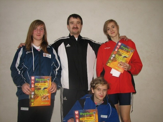 Zapaśniczki Czarnych Połaniec dobrze zaprezentowały się na ostatnim turnieju w Kraśniku. Na zdjęciu ze swoim trenerem Tadeuszem Szkwarkiem.