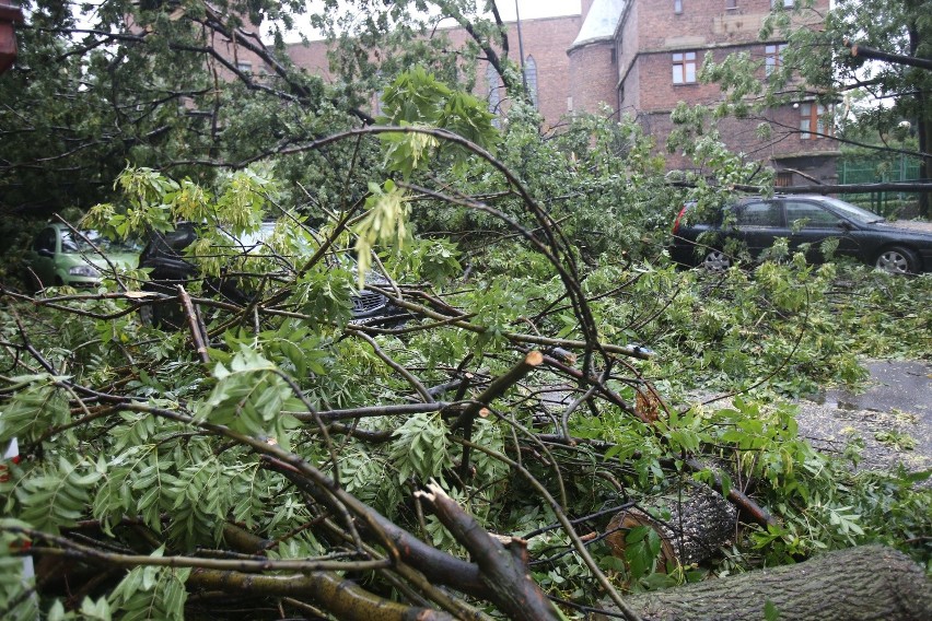 Nad Chorzowem przeszła trąba powietrzna, szkody są też w...