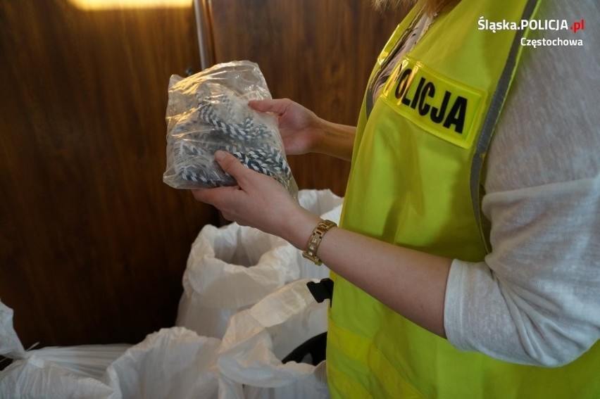Częstochowa: Policja przejęła podrobione bransoletki o czarnorynkowej wartości 2,1 miliona zł