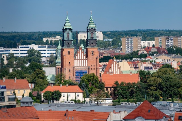 Katedra od wieków jest miejscem pochówku najważniejszych poznańskich duchownych. Znajdują się tam także groby pierwszych władców Polski.