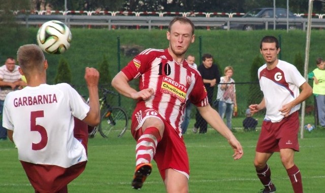 Piłkarze Garbarni Kraków otoczyli troskliwą opieką Pawła Cygnara (przodem) jednego z liderów Soły Oświęcim.