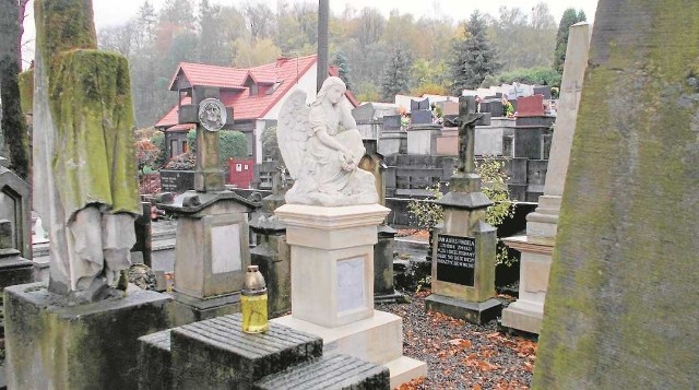Jeden z nagrobków, sukcesywnie odnawianych na myślenickim cmentarzu dzięki datkom mieszkańców przy okazji 1 listopada