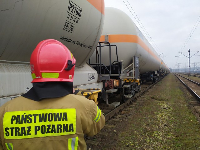 W Kuźnicy Masłońskiej (gmina Łazy) z cysterny kolejowej ulatniał się propan. Strażacy w pełni zabezpieczyli zawór.