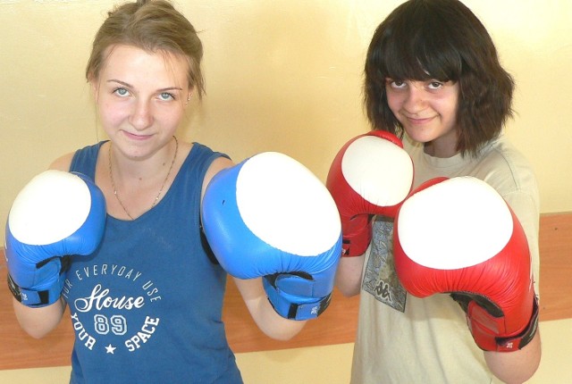Buskie bokserki: Kaja Nieradka (z lewej) i Joanna Kmieciak zadebiutują podczas mistrzostw na profesjonalnym ringu.