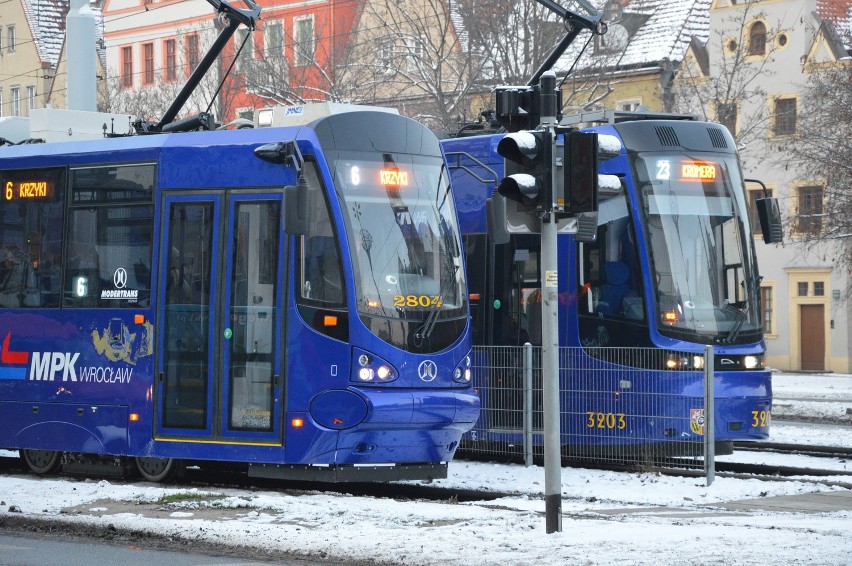 Modertrans (tramwaj na pierwszym planie) ma numery taborowe...