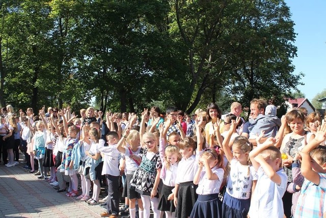 Rok szkolny rozpoczął się dla 364 uczniów szkoły podstawowej w Płużnicy i 153 uczniów gimnazjum w Nowej Wsi Królewskiej.