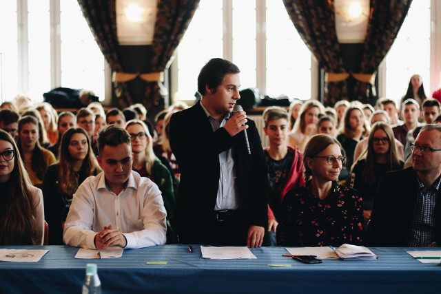 W  I LO im. Jana Kasprowicza w Inowrocławiu odbył się Ogólnopolski Turniej Debat Historycznych "Bohaterowie Niepodległości". Zorganizowano go w ramach projektu "Niepodległa", współfinansowanego przez Ministerstwo Edukacji Narodowej i Starostwo Powiatowe w Inowrocławiu. Udział w turnieju wzięły drużyny z: VII Liceum Ogólnokształcącego w Toruniu, II Liceum Ogólnokształcącego w Swarzędzu, II Liceum Ogólnokształcącego w Koninie oraz I LO w Inowrocławiu.Podczas debat trony omawiały następujące tezy:1. Przeprowadzenie przez Józefa Piłsudskiego zamachu majowego było uzasadnione.2. Roman Dmowski miał większy wpływ na kształt granic II RP od Józefa Piłsudskiego.3. Przed Pałacem Prezydenckim w Warszawie powinien stanąć pomnik Wincentego Witosa.4. Dzień wybuchu powstania wielkopolskiego powinien zostać ustanowiony ogólnopaństwowym świętem narodowym.5. Reformy rządu Jędrzeja Moraczewskiego zbliżyły nowo powstałą Polskę do cywilizowanego świata.Przeprowadzono 8 debat metodą "każdy z każdym" oraz walkę o trzecie i pierwsze miejsce. Zwyciężyli reprezentanci II LO w Koninie, którzy zaledwie o jeden punkt pokonali I LO w Inowrocławiu. Miejsce trzecie jury przyznało II LO w Swarzędzu, a czwarte - VII LO w Toruniu.Turniej zorganizowali Sławomir Drelich i Łukasz Wróbel, nauczyciele historii i wiedzy o społeczeństwie I LO . W sędziowanie debat i pomoc organizacyjną włączyli się m.in. uczniowie klas społeczno-prawnych, absolwenci i nauczyciele "Kaspra".