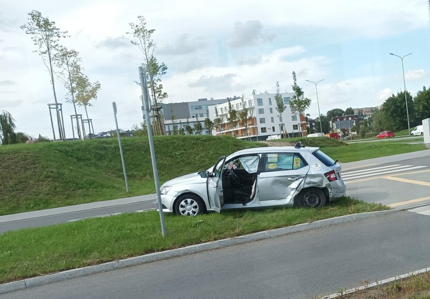 Wypadek na ulicy Jabłoniowej w Gdańsku 15.09.2021 r. Zderzyły się dwa samochody osobowe