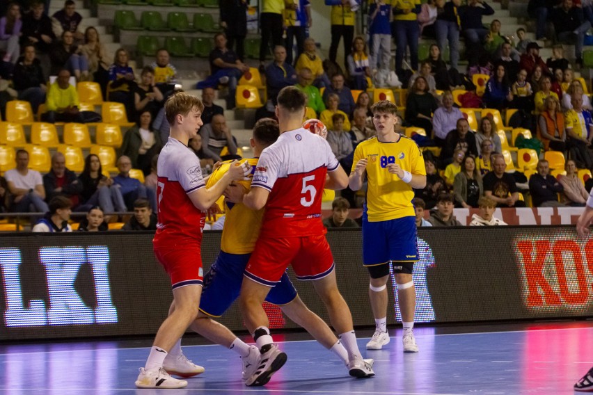 Piłkarze ręczni VIVE Kielce grają o złoty medal na Mistrzostwach Polski Juniorów w Hali Legionów. W półfinale pokonali MTS Kwidzyn  