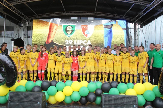 Piłkarze i piłkarki GKS Katowice przywitali się z kibicami