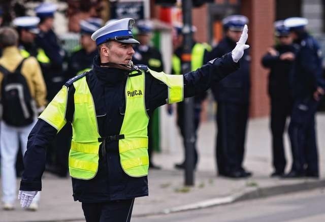 Ruchem na skrzyżowaniu kieruje ubiegłoroczny zwycięzca, aspirant Kamil Kempiński z Komendy Miejskiej Policji w Bydgoszczy